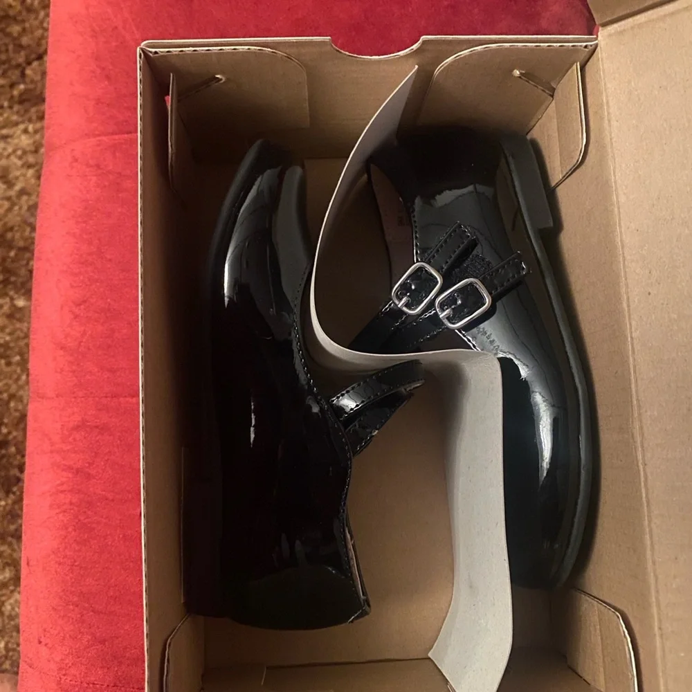 Christie & Jill Girls Black patent leather dress shoes. Like New - Picture 3 of 10